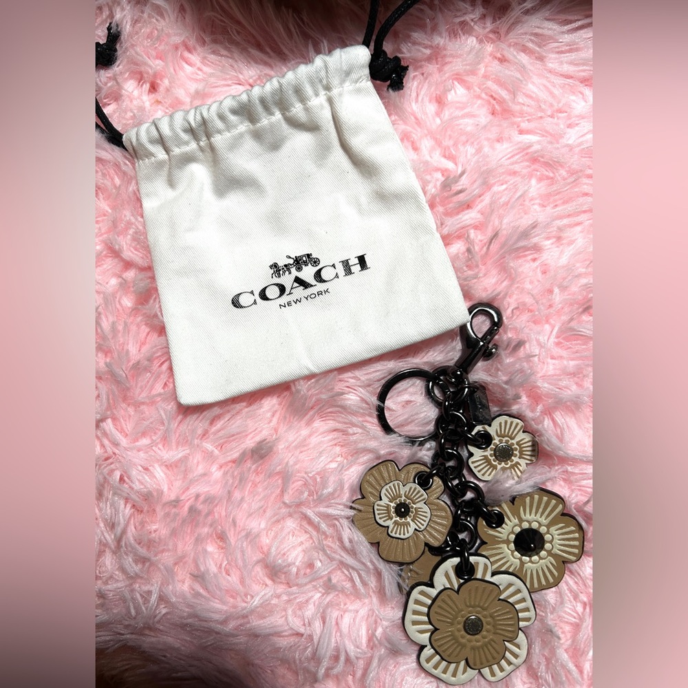 COACH TEA ROSE MIX BAG CHARM- CHALK/ELM - Picture 4 of 12